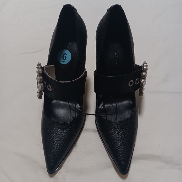 Black ladies heels/pumps. - Picture 3 of 6